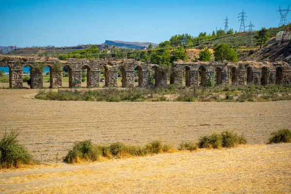 Ruínas Aqueduto Antiga Cidade Turquia Montanhas Foto Alta Qualidade — Fotografia de Stock