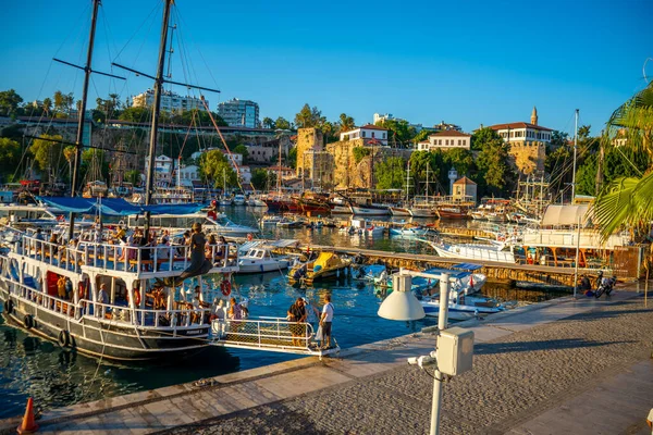 Antalya, Türkiye - 10 Eylül 2022: Antalya Kaleici 'deki liman - Eski Antalya Kasabası, Türkiye. Yüksek kalite fotoğraf