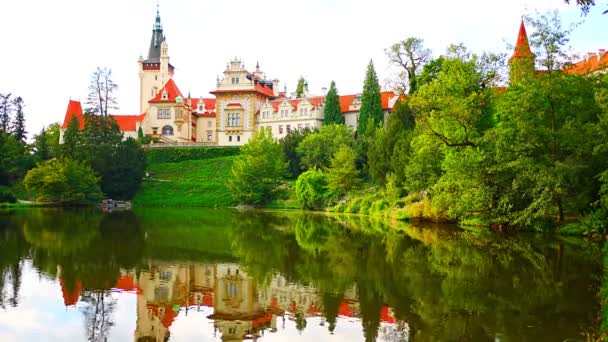 Utsikt Över Pruhonice Slott Från Dammen Slottspark Tjeckien Högkvalitativ Film — Stockvideo