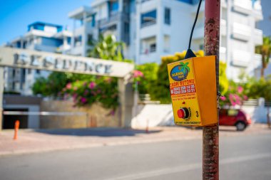 Antalya, Türkiye - 26 Eylül 2022: Türkiye 'nin Antalya kentinin dışında taksi çağrısı düğmesi. Yüksek kalite fotoğraf