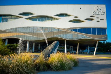 Antalya, Türkiye - 26 Eylül 2022: Güneşli bir günde dünyanın en uzun tüneline sahip Antalya akvaryumu. Yüksek kalite fotoğraf