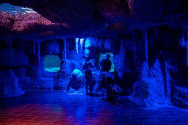 Antalya, Türkiye - 26 Eylül 2022: İnsanlar dünyanın en uzun panoramik tüneli Antalya, Türkiye 'de bulunan akvaryumun sualtı manzarasının keyfini çıkarıyorlar. Yüksek kalite fotoğraf