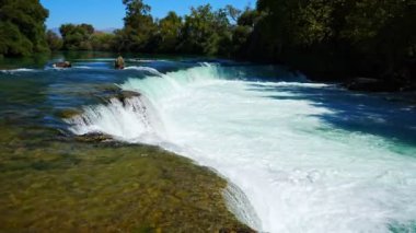 Manavgat, Türkiye 'nin Manavgat kenti yakınlarındaki şelale gölü manzaralı Manavgat şelalesinin güzel doğal simgesi. Yüksek kalite 4k görüntü