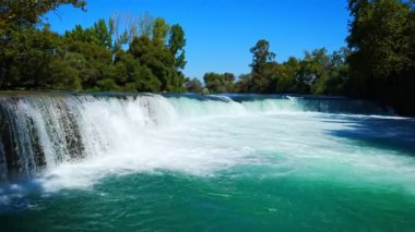 Manavgat, Türkiye 'nin Manavgat kenti yakınlarındaki şelale gölü manzaralı Manavgat şelalesinin güzel doğal simgesi. Yüksek kalite 4k görüntü