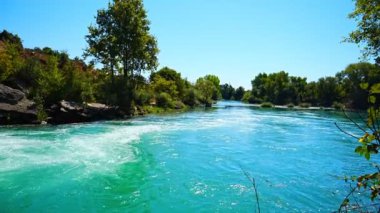 Manavgat, Türkiye 'nin Manavgat kenti yakınlarındaki şelale gölü manzaralı Manavgat şelalesinin güzel doğal simgesi. Yüksek kalite 4k görüntü