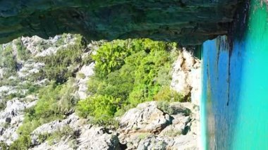 Mountain Gölü. Oymapinar barajının arkasındaki zümrüt su deposu. Manavgat bölgesindeki Yeşil Kanyon, Türkiye. Yüksek kalite 4k görüntü