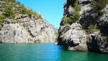 Mountain Gölü. Oymapinar barajının arkasındaki zümrüt su deposu. Manavgat bölgesindeki Yeşil Kanyon, Türkiye. Yüksek kalite 4k görüntü