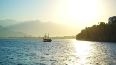 Türkiye 'nin Antalya kentinde gün batımında güzel dağ manzarası ve Akdeniz manzarası. Yüksek kalite fotoğraf