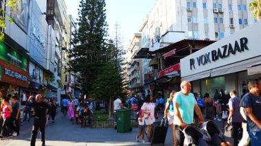 Antalya, Türkiye - 10 Eylül 2022: Türkiye 'nin orta kesimindeki popüler bir yaya caddesinde yürüyen insanlar. Yüksek kalite 4k görüntü