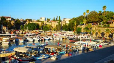 Antalya, Türkiye - 10 Eylül 2022: Antalya Kaleici 'deki liman - Eski Antalya Kasabası, Türkiye. Yüksek kalite 4k görüntü