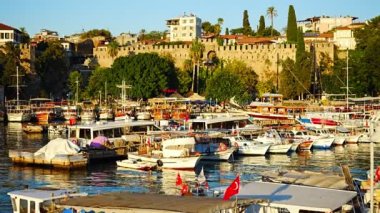 Antalya, Türkiye - 10 Eylül 2022: Antalya Kaleici 'deki liman - Eski Antalya Kasabası, Türkiye. Yüksek kalite 4k görüntü