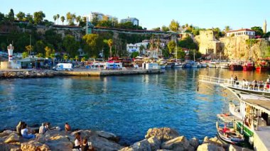 Antalya, Türkiye - 10 Eylül 2022: Antalya Kaleici 'deki liman - Eski Antalya Kasabası, Türkiye. Yüksek kalite 4k görüntü