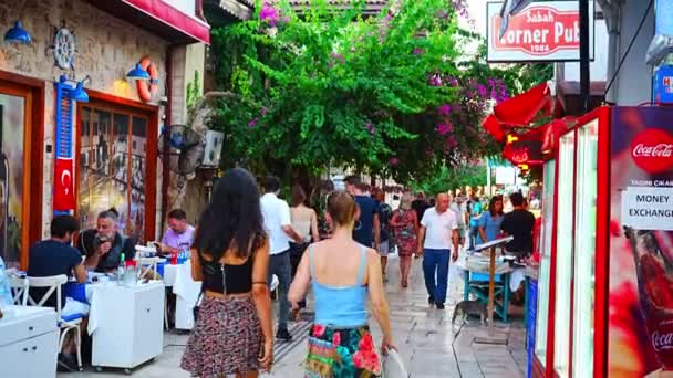アンタルヤ トルコ 9月10 2022 人々はアンタルヤの歴史的な部分で通りを歩く Kaleici トルコ アンタルヤの旧市街は観光客の間で人気のある目的地です 高品質4K映像 — ストック動画