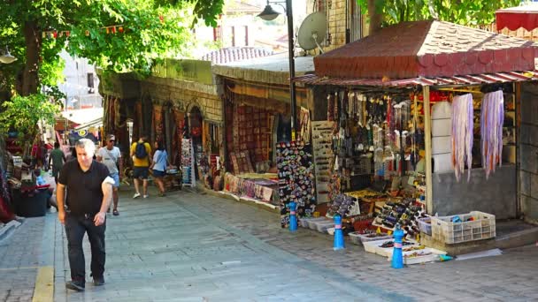 アンタルヤ トルコ 9月10 2022 人々はアンタルヤの歴史的な部分で通りを歩く Kaleici トルコ アンタルヤの旧市街は観光客の間で人気のある目的地です 高品質4K映像 — ストック動画