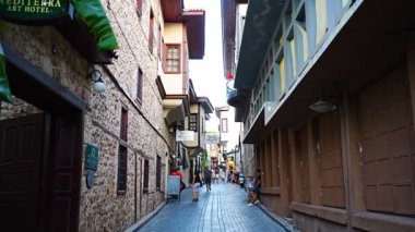 Antalya, Türkiye - 10 Eylül 2022: Antalya 'nın Tarih bölümünde insanlar sokakta yürüyor - Kaleici, Türkiye. Eski Antalya kasabası turistler arasında popüler bir yerdir. Yüksek kalite 4k görüntü