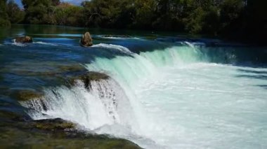 Manavgat, Türkiye 'nin Manavgat kenti yakınlarındaki şelale gölü manzaralı Manavgat şelalesinin güzel doğal simgesi. Yüksek kalite 4k görüntü