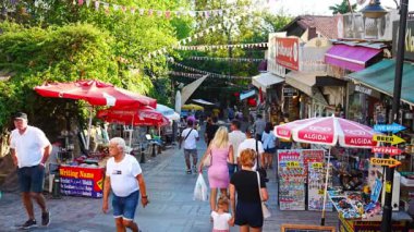 Antalya, Türkiye - 10 Eylül 2022: Antalya 'nın Tarih bölümünde insanlar sokakta yürüyor - Kaleici, Türkiye. Eski Antalya kasabası turistler arasında popüler bir yerdir. Yüksek kalite 4k görüntü