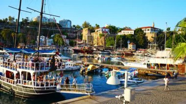 Antalya, Türkiye - 10 Eylül 2022: Antalya Kaleici 'deki liman - Eski Antalya Kasabası, Türkiye. Yüksek kalite 4k görüntü