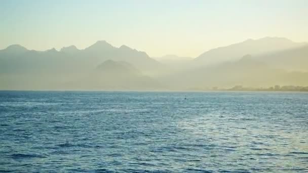 Hermoso Paisaje Montañas Mar Mediterráneo Luz Del Atardecer Antalya Turquía — Vídeos de Stock