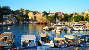 Antalya, Türkiye - 10 Eylül 2022: Antalya Kaleici 'deki liman - Eski Antalya Kasabası, Türkiye. Yüksek kalite 4k görüntü