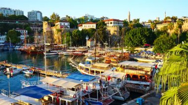 Antalya, Türkiye - 10 Eylül 2022: Antalya Kaleici 'deki liman - Eski Antalya Kasabası, Türkiye. Yüksek kalite 4k görüntü