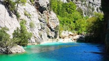 Mountain Gölü. Oymapinar barajının arkasındaki zümrüt su deposu. Manavgat bölgesindeki Yeşil Kanyon, Türkiye. Yüksek kalite 4k görüntü