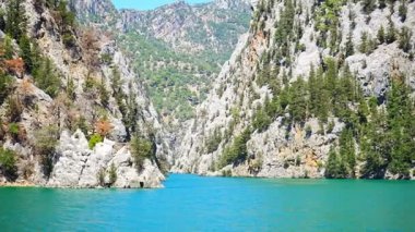 Mountain Gölü. Oymapinar barajının arkasındaki zümrüt su deposu. Manavgat bölgesindeki Yeşil Kanyon, Türkiye. Yüksek kalite 4k görüntü