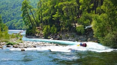 Türkiye 'nin Antalya ilinin Manavgat ilçesindeki Koprucay Nehri' nde tatil ve rafting gezisi. Yüksek kalite 4k görüntü