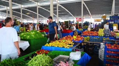 Antalya, Türkiye - 13 Eylül 2022: Antalya, Türkiye 'deki Konyaalti Liman' daki yerel geleneksel pazardaki insanlar. Yüksek kalite 4k görüntü