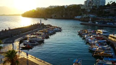 Antalya, Türkiye - 10 Eylül 2022: Antalya Kaleici 'deki liman - Eski Antalya Kasabası, Türkiye. Yüksek kalite 4k görüntü