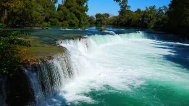 Manavgat, Türkiye 'nin Manavgat kenti yakınlarındaki şelale gölü manzaralı Manavgat şelalesinin güzel doğal simgesi. Yüksek kalite 4k görüntü