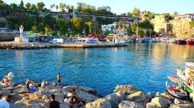 Antalya, Türkiye - 10 Eylül 2022: Antalya Kaleici 'deki liman - Eski Antalya Kasabası, Türkiye. Yüksek kalite 4k görüntü