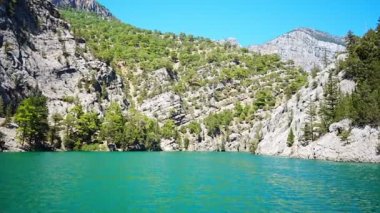 Mountain Gölü. Oymapinar barajının arkasındaki zümrüt su deposu. Manavgat bölgesindeki Yeşil Kanyon, Türkiye. Yüksek kalite 4k görüntü