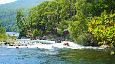 Türkiye 'nin Antalya ilinin Manavgat ilçesindeki Koprucay Nehri' nde tatil ve rafting gezisi. Yüksek kalite 4k görüntü