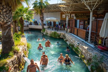 Pamukale, Türkiye - 14 Eylül 2022: Pamukkale, Türkiye 'de antik havuz Cleopatras Hamamı' nın tadını çıkaran turistler. Yüksek kalite fotoğraf