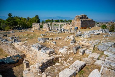 Hierapolis, Türkiye - 14 Eylül 2022: Eski Hierapolis, Pamukkale, Türkiye 'deki kalıntılar. Yüksek kalite fotoğraf