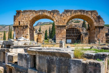Türkiye 'nin Pamukkale ilinin Hierapolis kentindeki kalıntılar. Yüksek kalite fotoğraf
