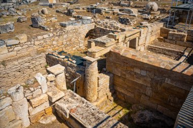Türkiye 'nin Pamukkale ilinin Hierapolis kentindeki kalıntılar. Yüksek kalite fotoğraf