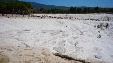 Pamukale 'nin kalsit uçurumundaki insanlar, Türkiye' de beyaz geçitler. Yüksek kalite 4k görüntü