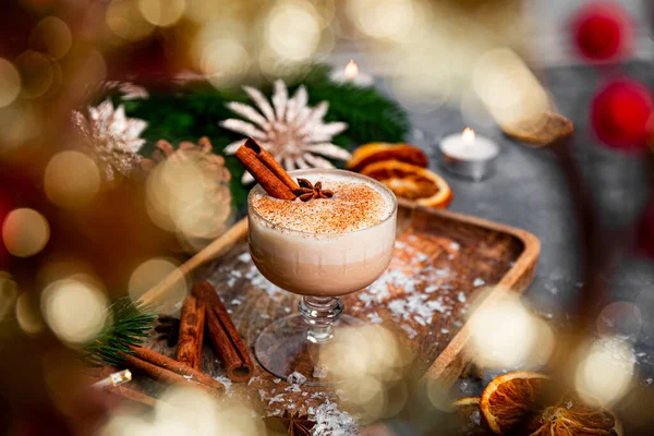 Bir bardak geleneksel Noel içkisi. Bayram masasında eggnog. Seçici bir odak noktası. Tarçınlı yumurta ve sütten yapılan baharatlı içecek, kakule. Yüksek kalite fotoğraf