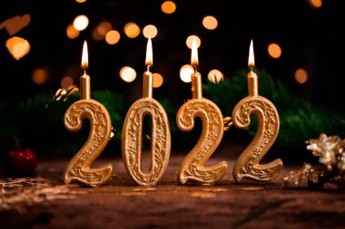 2022 numaralı mumlar şeklinde mumlar. Yeni Yıl ve Noel kartları 2022