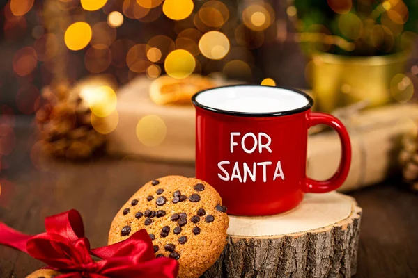 Noel Baba için kırmızı süt ve kurabiye. Noel Baba için Noel hediyesi
