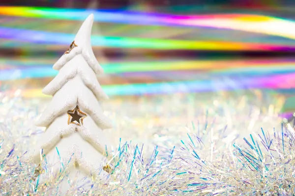 Παραμύθι Χριστούγεννα φόντο με χιονισμένο έλατο και ολογραφικό υπόβαθρο, αντίγραφο χώρο για κείμενο — Φωτογραφία Αρχείου