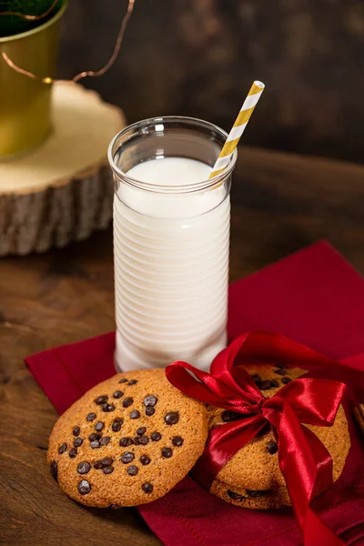 A glass of milk and cookies for Santa Claus. Christmas treat for Santa, vertical photo — Stock Photo, Image