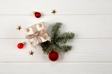  Noel hediyesi ve beyaz ahşap arka plan manzaralı altın yıldızlı bir kutu. Metin için boş alanı olan yeni yıl arkaplanı