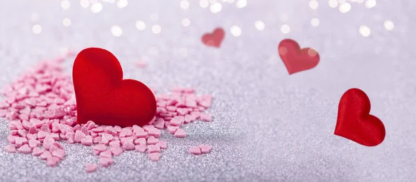 Valentinstag horizontales Banner für Webseite mit roten und rosa Herzen auf hellgrauem Hintergrund — Stockfoto