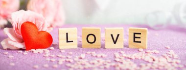 Sevgililer Günü tebrik kartı. İngilizce 'de aşk, web sitesi afişi. 