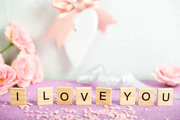 Sevgililer Günü tebrik kartı ve yazıyla seni İngilizce seviyorum. — Stok fotoğraf