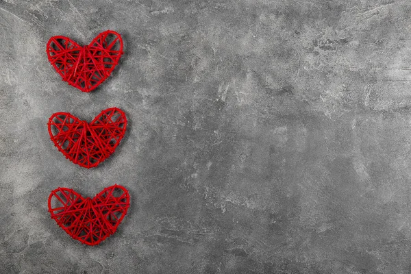 День святого Валентина фон с красными сердцами на сером фоне, открытки с бесплатным местом для текста — стоковое фото