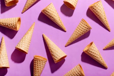 Mor arka planda dondurma külahlı parlak desen